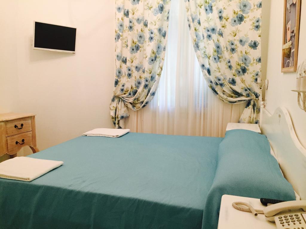 Hotel La Scogliera Bordighera Zimmer foto